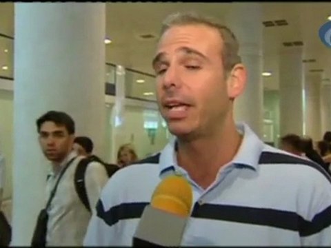 HUELGA CONTROLADORES: Los pasajeros, indignados por los retrasos en los vuelos