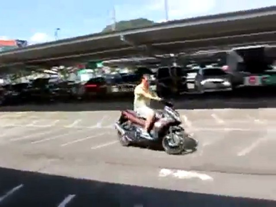 régis fait du scooter