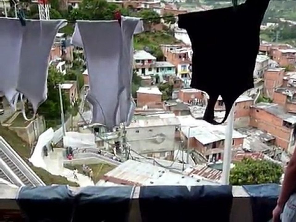 Colombie: inauguration d'escaliers mécaniques dans un bidonville de Medellin