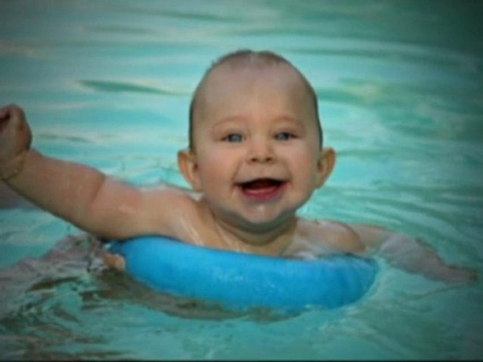 Comment apprendre  à nager à mon bébé