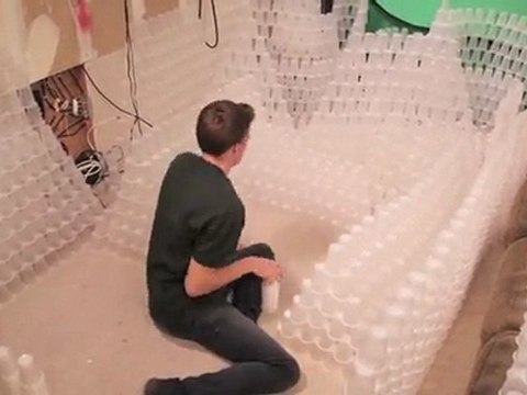 1 mec et 10 000 gobelets en plastique