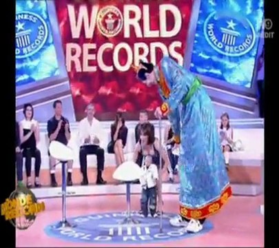 L'homme le plus grand du monde avec l'homme le plus petit du monde