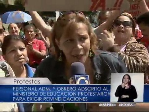 Empleados del Ministerio de Educación protestan por cancelación de bono navideño