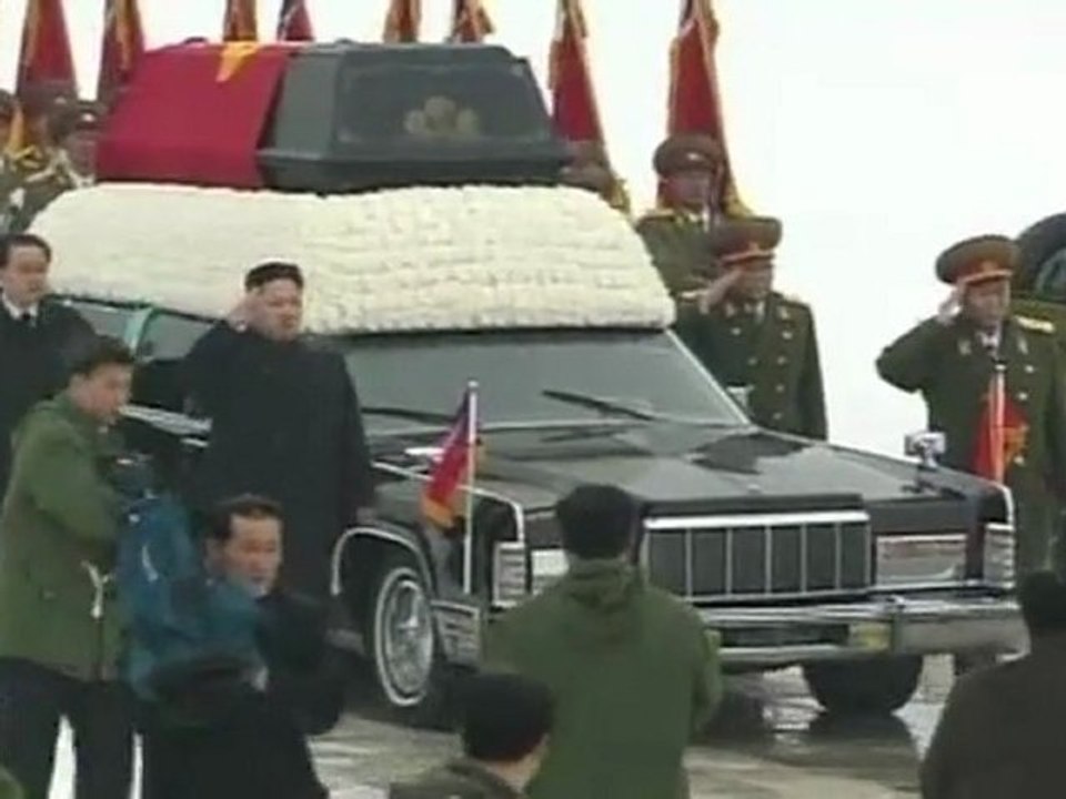 La télévision d'Etat nord-coréenne a diffusé des images des obsèques du dirigeant Kim Jong-Il, montrant des dizaines de milliers de personnes pleurant le long du cortège qui emmenait la dépouille à travers la capitale