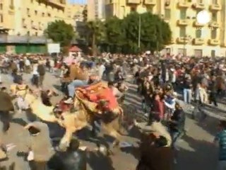 In aula in barella. Riprende il processo a Mubarak