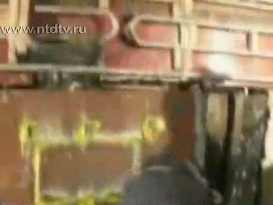 Траулер «Спарта» выводят из зоны льда