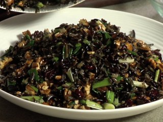 How to make wild rice salad with cranberries and pecans