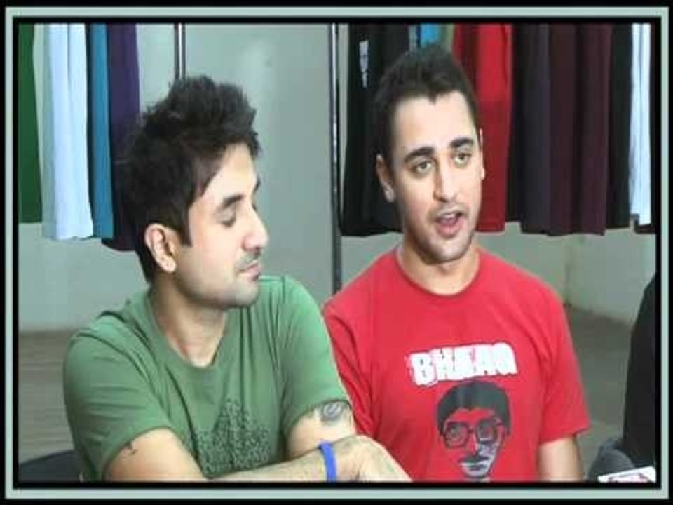 Imran Khan, Vir Das & Kunal Roy Kapoor of Delhi Belly Unveil Aamir Khan Productions T-Shirts