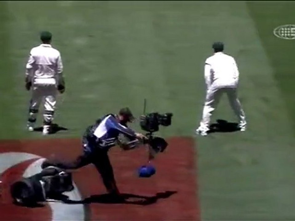 Un cameraman chute lors d'un match de cricket