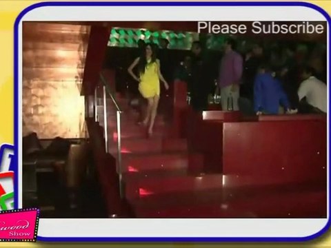 Hot Babes Wearing Sexy Revealing Out Fits & Walking On Ramp