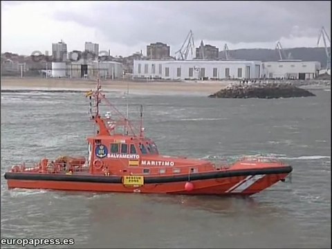 Rescatan a 3 personas tras hundirse una embarcación en Gijón