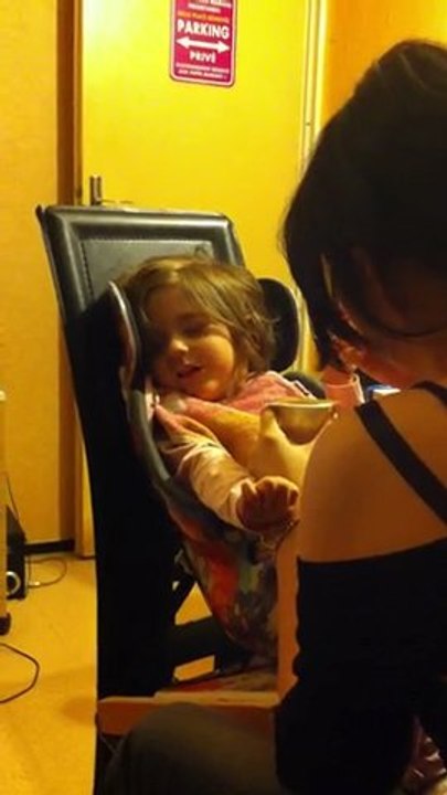 Kimy qui mange a la cuillère en rigolant car elle veut pas se laissé faire !