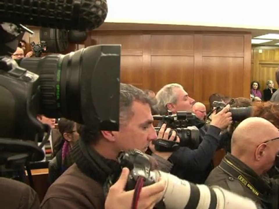 Monti prega união
