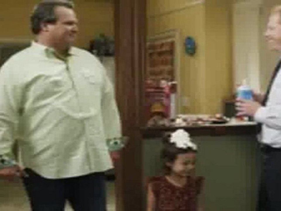 Watch Modern Family S03E04 - Door to Door