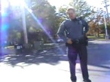 Un policier fait un switch flip en skateboard