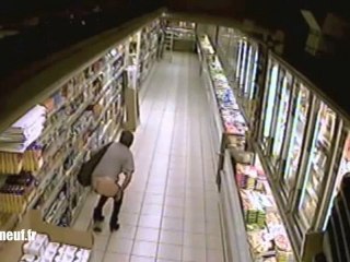 Femme sale pris en flague par la caméra de surveillance