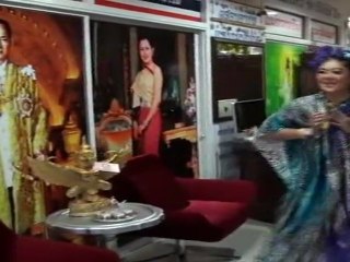 "Palmea pechos", un particular local de belleza de Bangkok