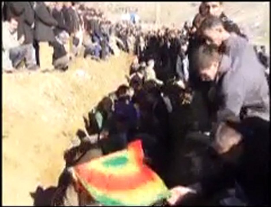 Katledilen 35 Kişi Toprağa Verildi - Bitlis News