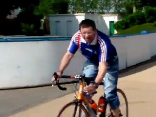 Giro In Bici Sulla Pista Del Velodrom Di ROUBAIX DOVE SI SVOLGE LA MITICA PARIGI ROUBAIX DI CICLISMO