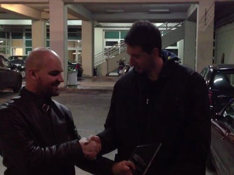 O Δημήτρης Διαμαντίδης παραλαμβάνει το βραβείο του Contra.gr