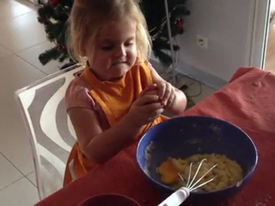 Alizée faitun gateau....