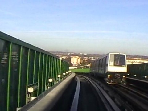 Dans une rame VAL208 entre les stations Roseraie et Jolimont sur la ligne A du métro de Toulouse
