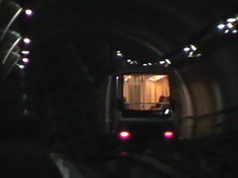 Départ d'une rame VAL208 de la station La Vache sur la ligne B du métro de Toulouse