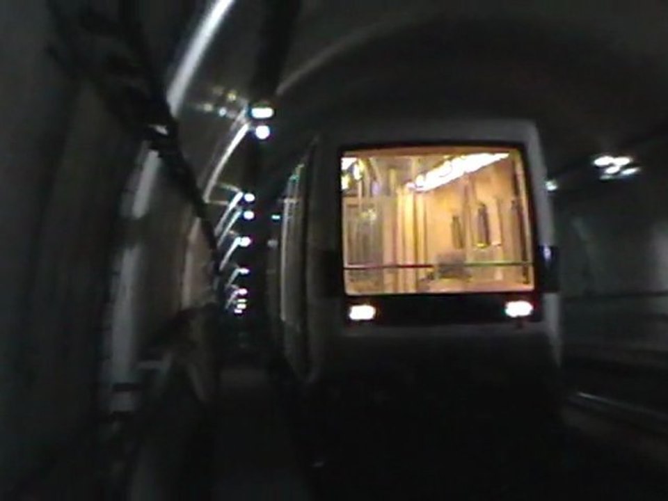 Arrivée d'une rame VAL208 à la station La Vache sur la ligne B du métro de Toulouse