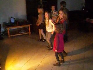 Anniversaire Margaux les enfants dansent sur moussier tombola