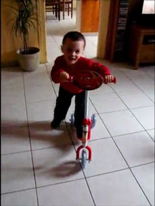 Ethan et ses debuts de trotinette