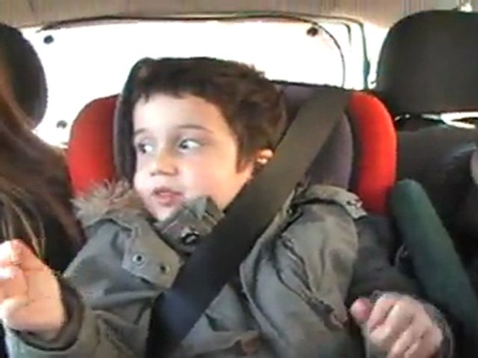yssen dance dans voiture