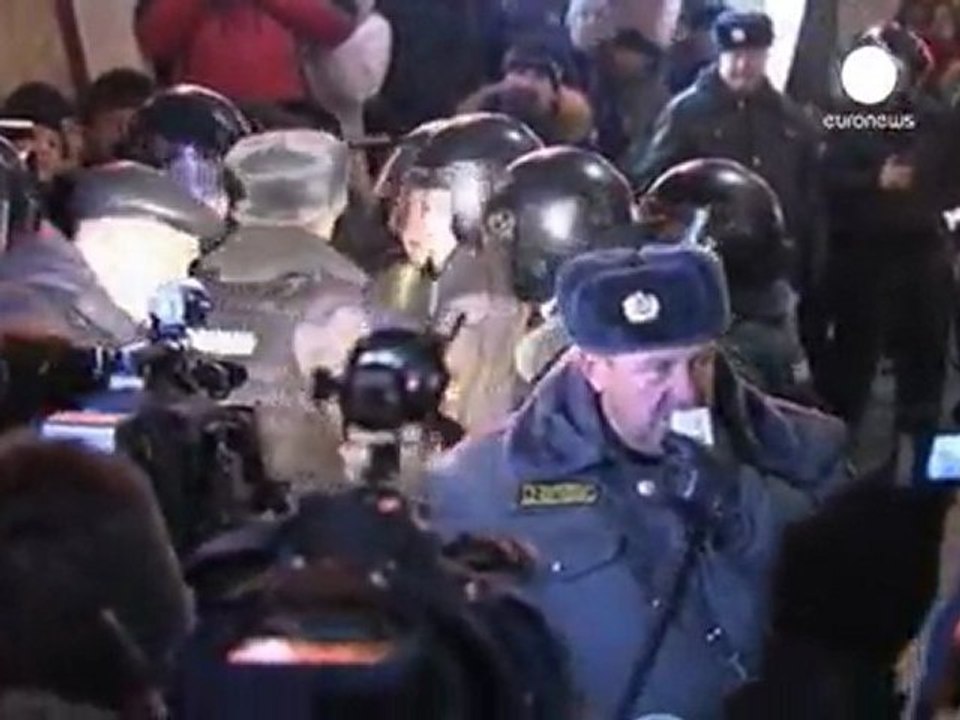 Russia cracks down on anti-Putin protest