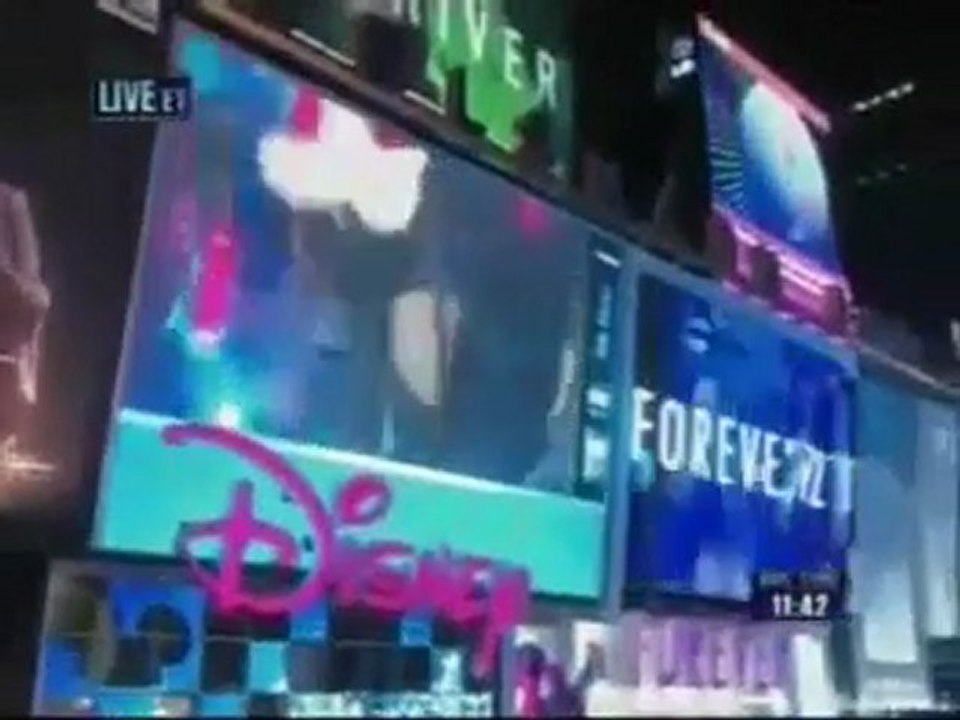 Lady_Gaga_Drops_the_Ball_Rocks_Times_Square_lady_gaga_nye_vid_perf