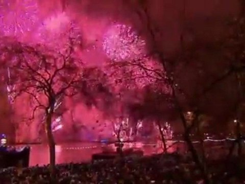 BBC News - London's new year fireworks set to music - YouTube
