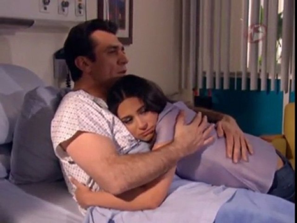 Rogelio consuela a Paula