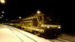 train de nuit en um passage en gare de l'argentiere les ecrins croisement avec un ter a destination de gap