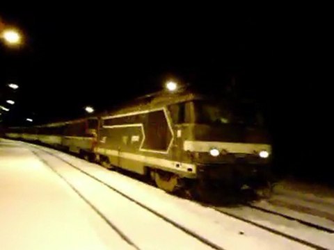 train de nuit en um passage en gare de l'argentiere les ecrins croisement avec un ter a destination de gap