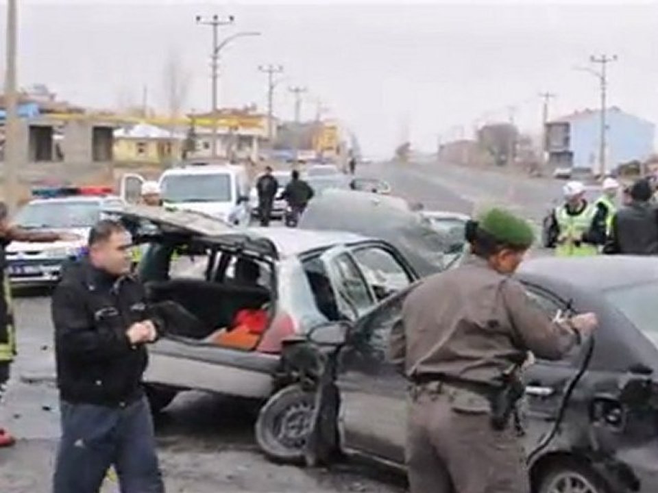 Kovancılar'da Zincirleme Kaza : 11 Yaralı