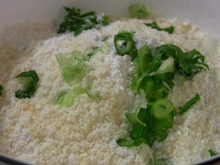 How to make fried dumplings.