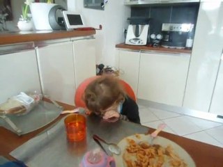 nina fait le crabe