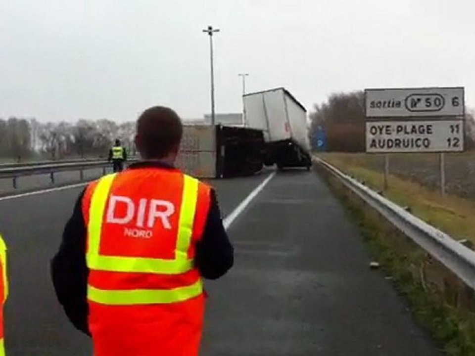 Un camion se renverse sur l'A16 entre Calais et Dunkerque