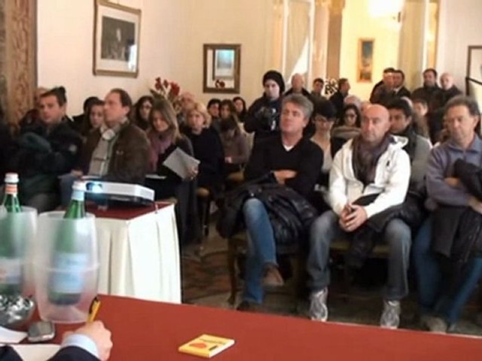 La befana cavalca la triglia ed arriva in Piazza Fellini