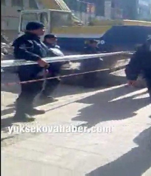 Van depreminin ardından polis ve vatandaş arasındaki ilginç diyalog