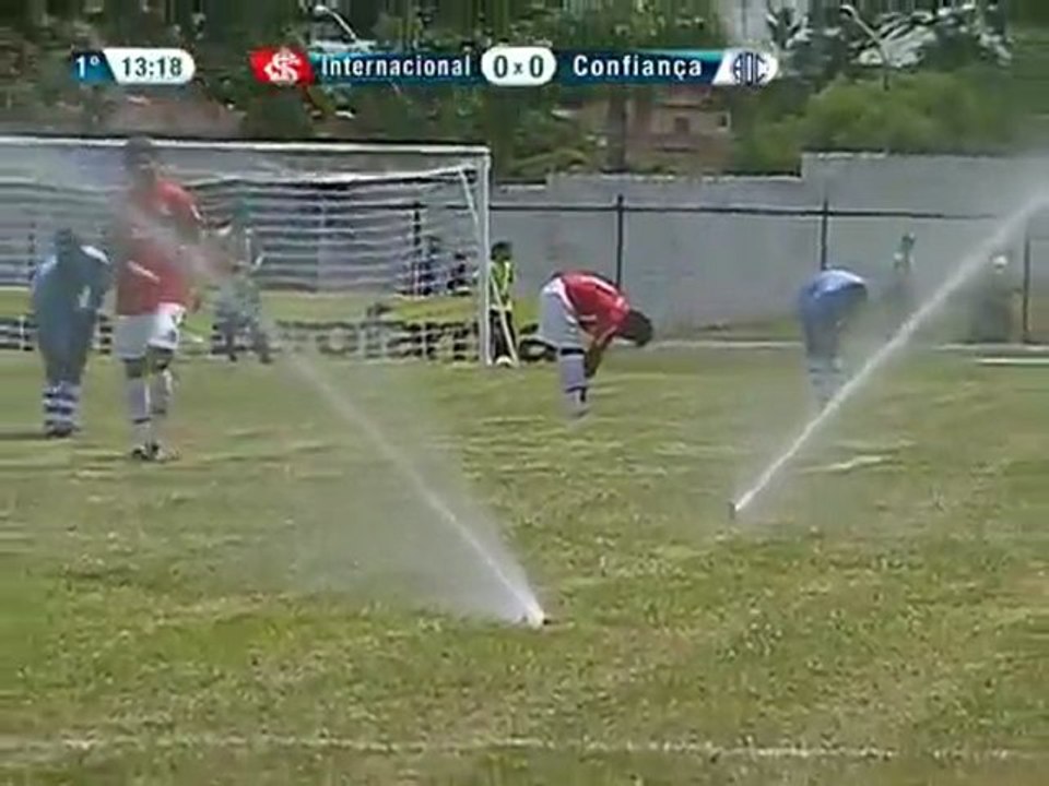 Τα μπεκ εν δράσει την ώρα ποδοσφαιρικού αγώνα!