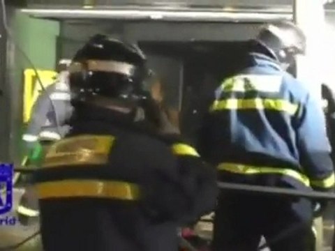 Un incendio destruye un almacén de muebles en Carabanchel
