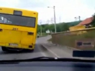Un autobús destrozado circula por las carreteras de Belgrado