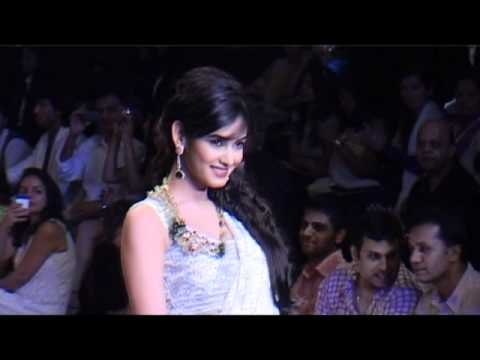 Zeenat Aman, Mahima Choudhary & Amrita Rao Walk the Ramp at IIJW 2011 - Day 3