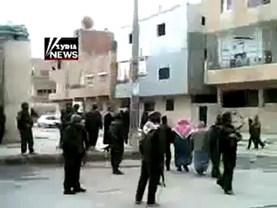 Syria dara 09.12.2011 ‫ درعا المحطة هجوم الجيش على المصلين سورية ‬