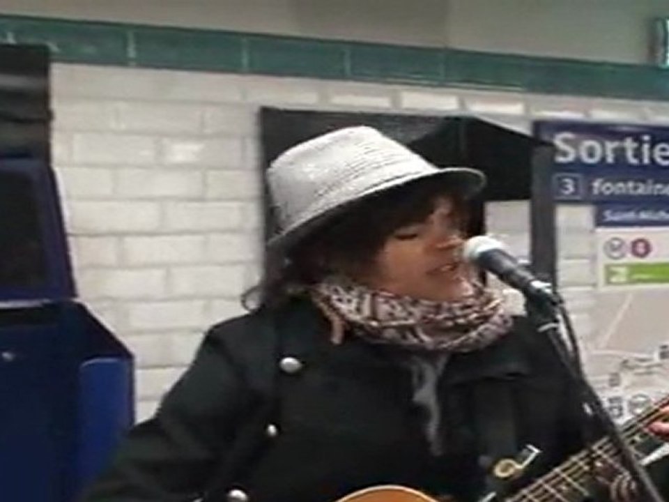 JELILA CHANTE DANS LE METRO