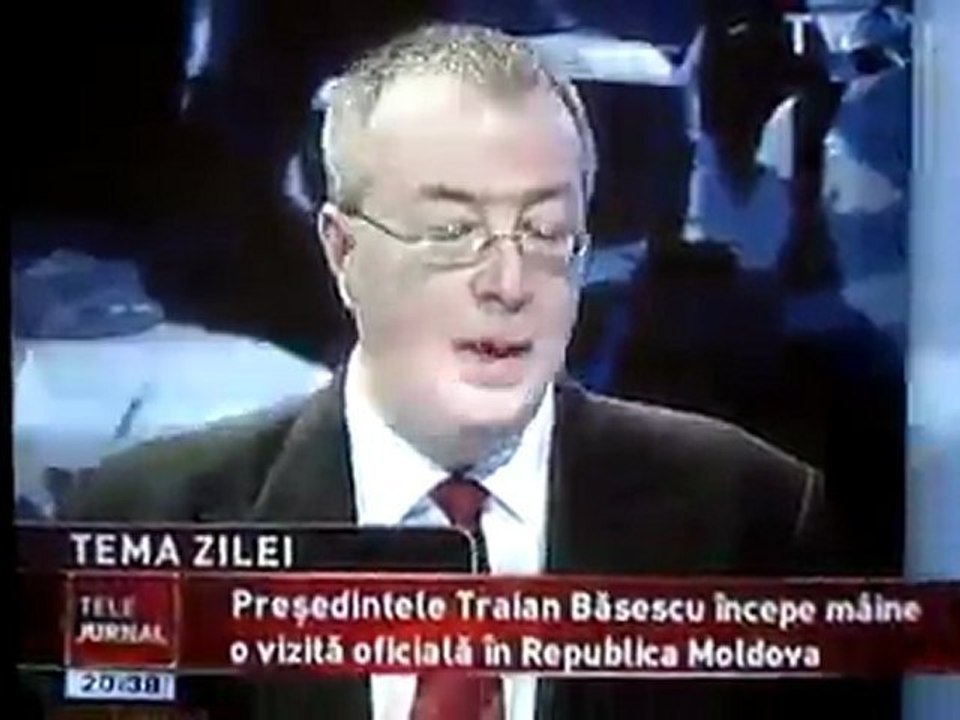 Santajistul Bogdan Chirieac ii da lectii de diplomatie si romanism lui Traian Basescu la TVR 1